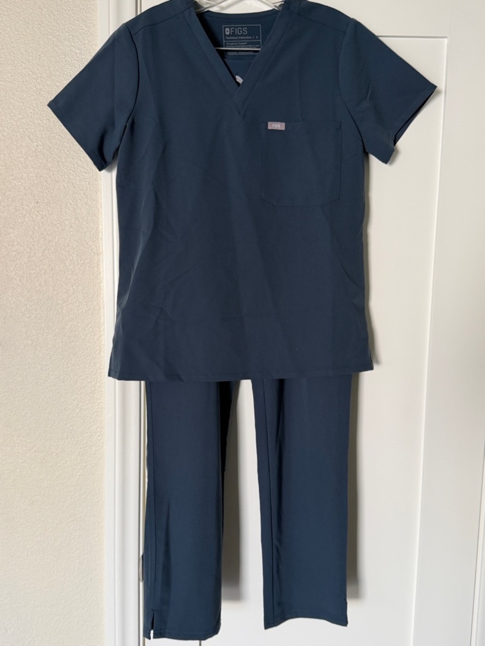 Women’s scrubs. Cargo style pants